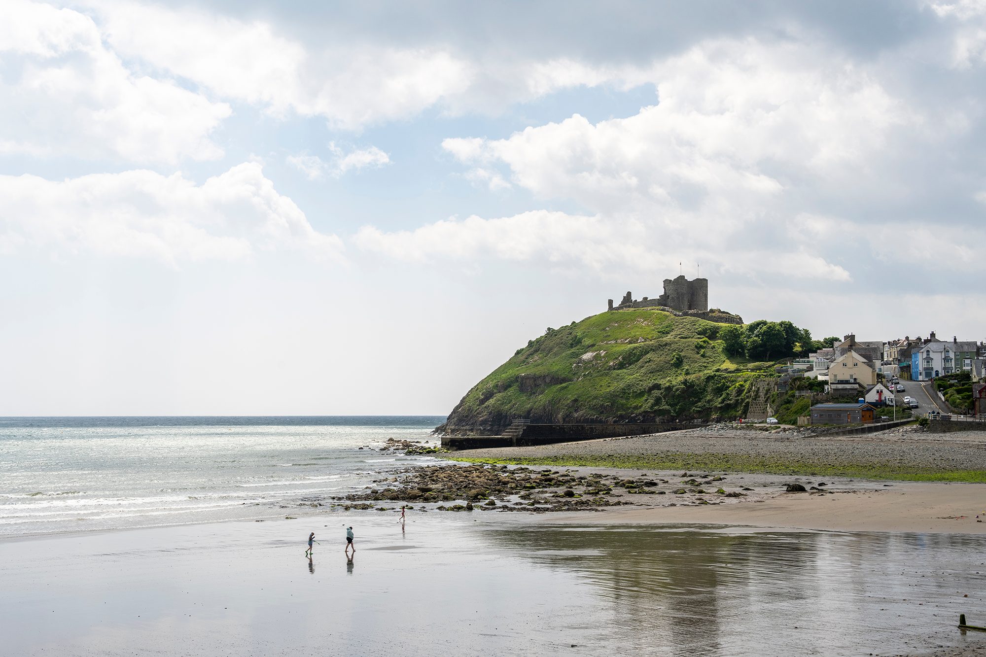 Holiday cottages in Criccieth, Llyn Peninsula, North Wales. Views over Criccieth Beach to Criccieth Castle.