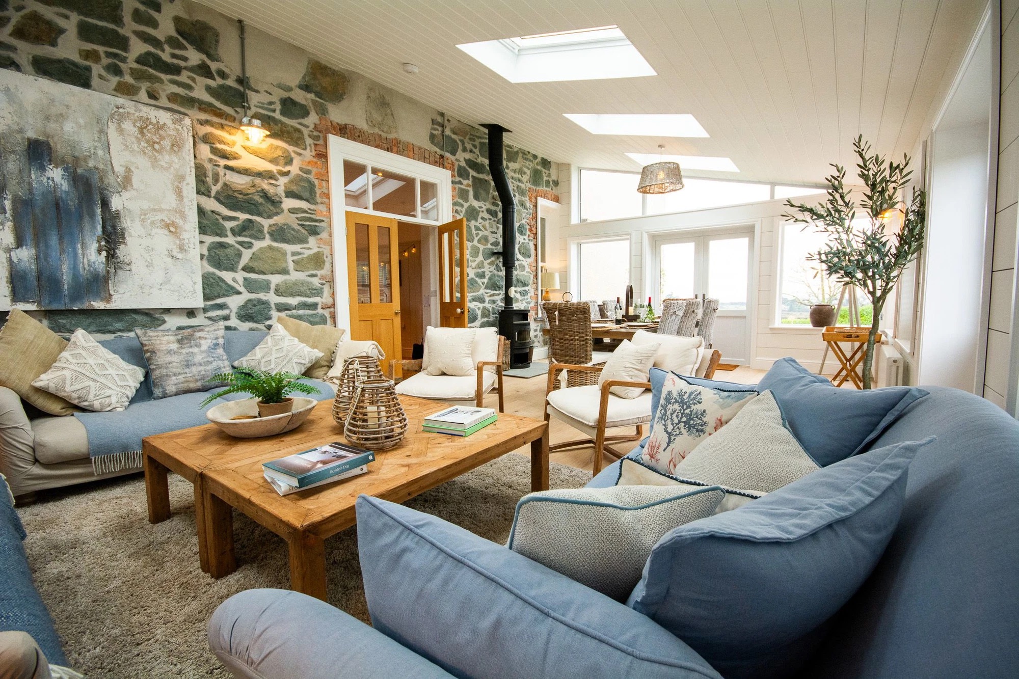 Holiday cottages in Pwllheli, near Abersoch. Modern spacious living and dining room in Hen Ficerdy, Abererch near Pwllheli.